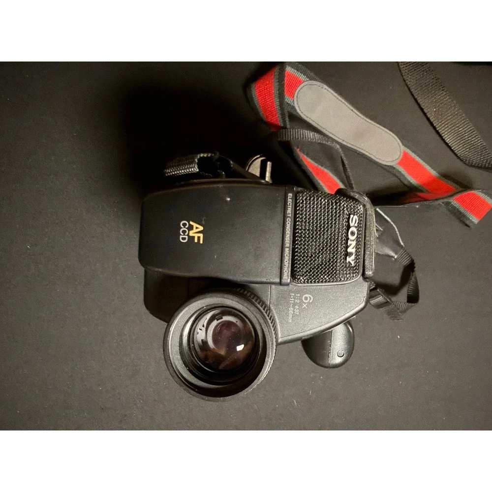 Sony CCD-TR5 Video8 Handycam Camcorder Bundle Powers On w/ Charger Batteries Cas